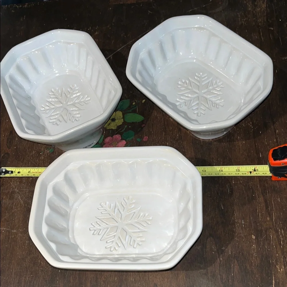 Crate&Barrel White Snowflake Bakeware Set